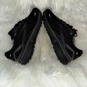 Brooks- women’s Ghost 15 sneakers - running shoes -size 9 wide